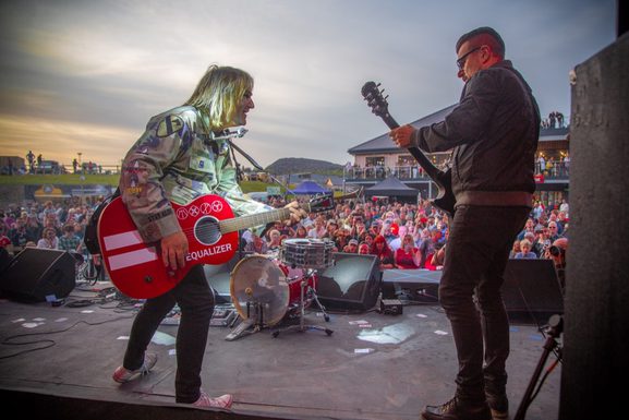 Mike peters the alarm crowd 7240
