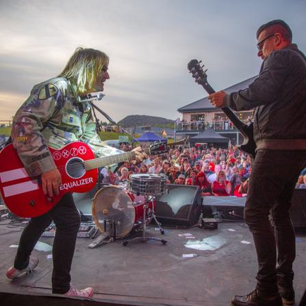Mike peters the alarm crowd 7240