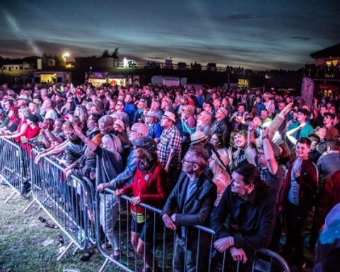 Slade crowd 7462 400 320 c1