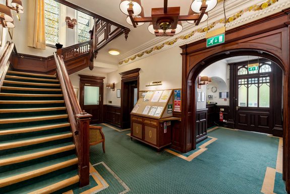2000px10 Reception Staircase 02