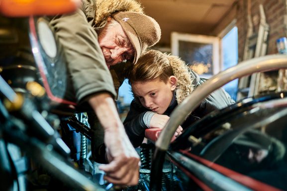 Senior male motorcyclist explaining motorcycle mai 2025 04 04 03 30 11 utc